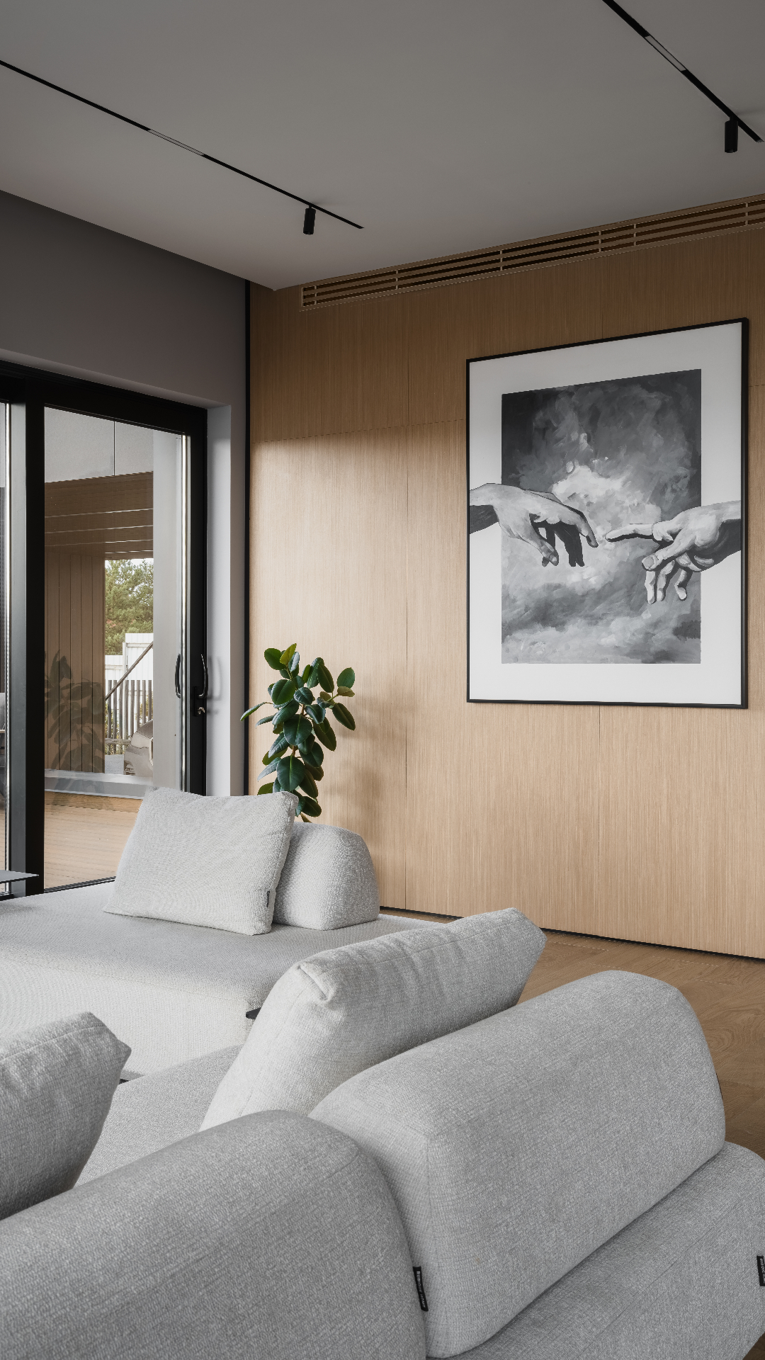 Свет и камень: современный загородный интерьер