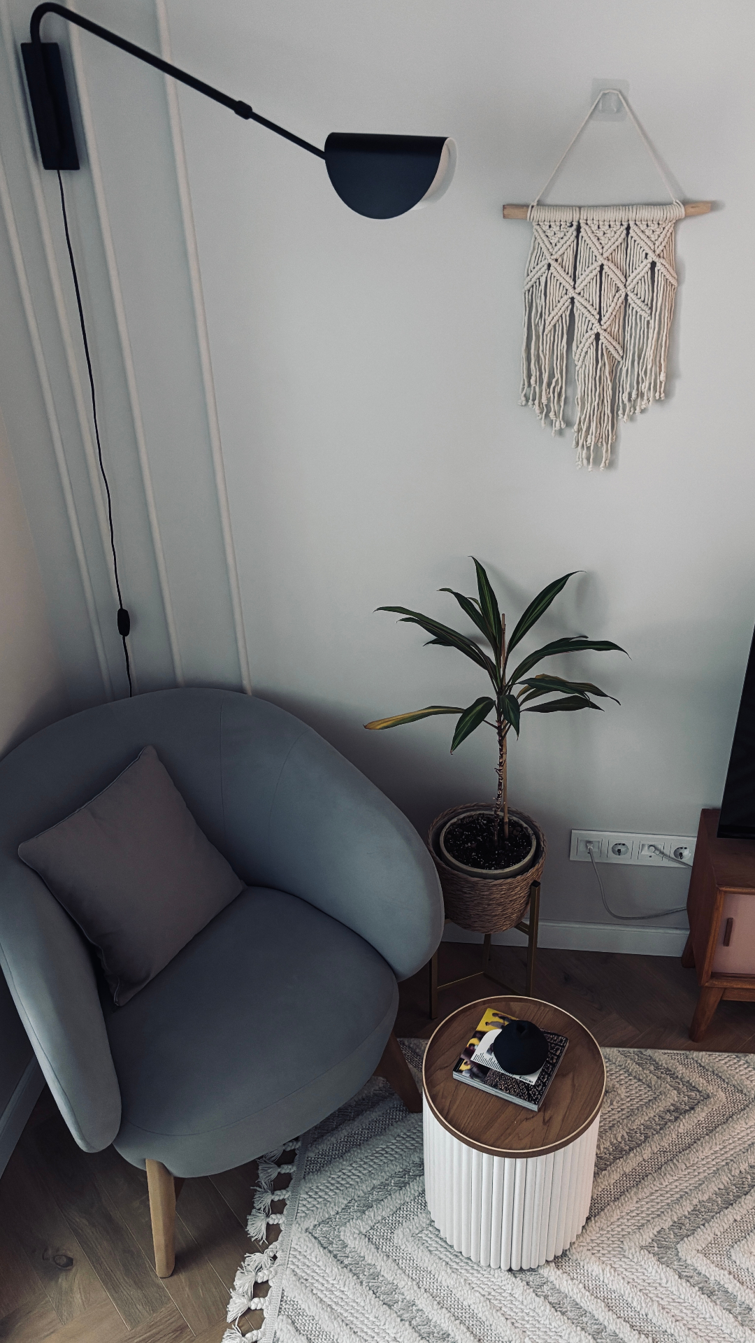 Петербургская квартира, где свет играет в разные стили