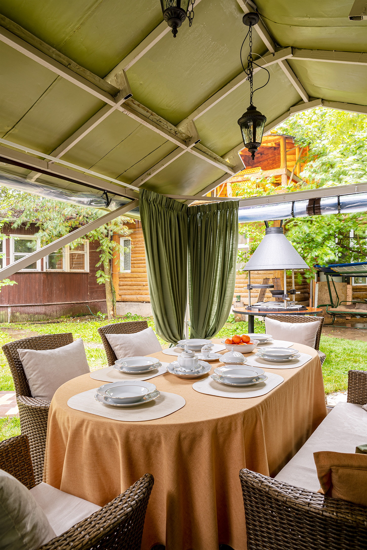 Беседка и зона у пруда