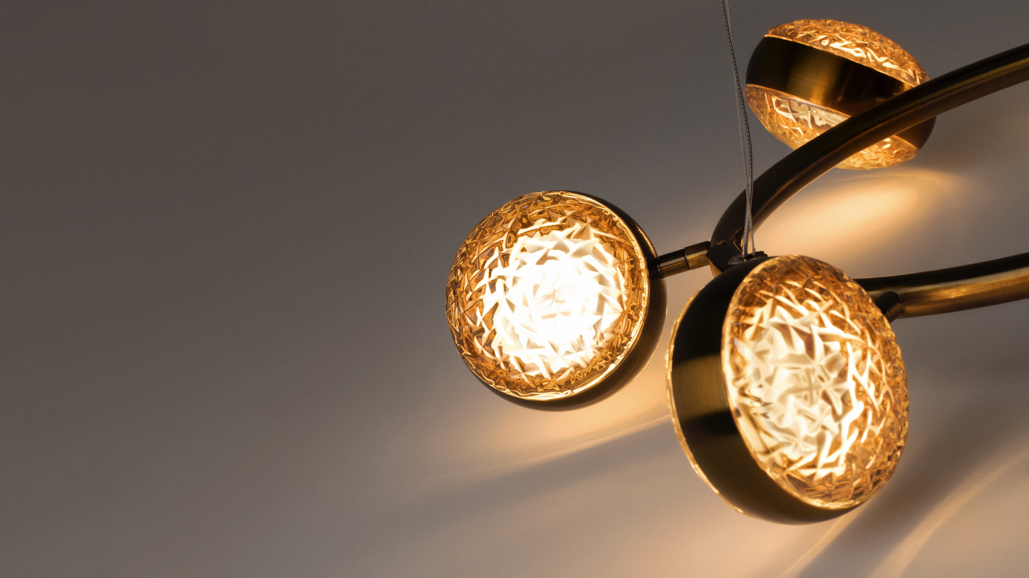 Оригинальная геометрическая форма плафона