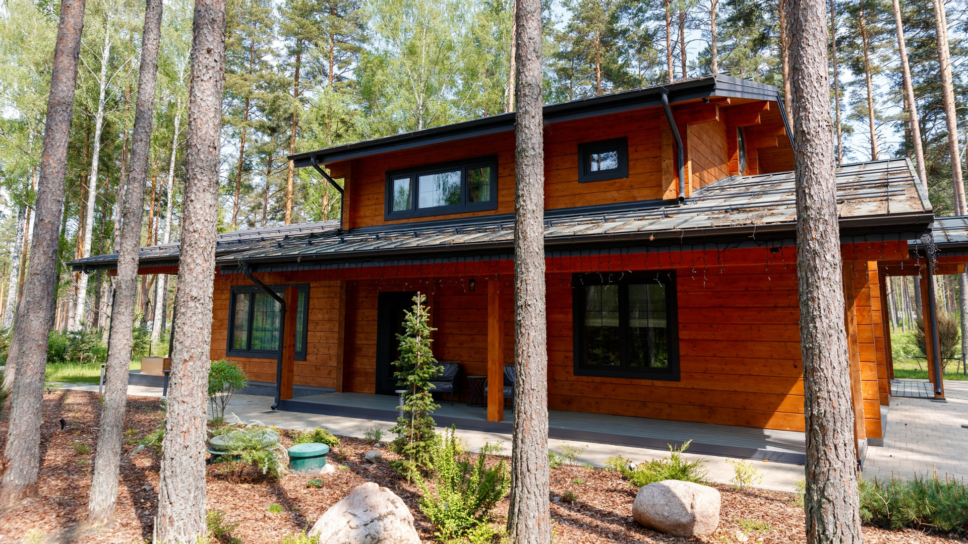 250 квадратов в сосновом бору: двухэтажный дом из бруса