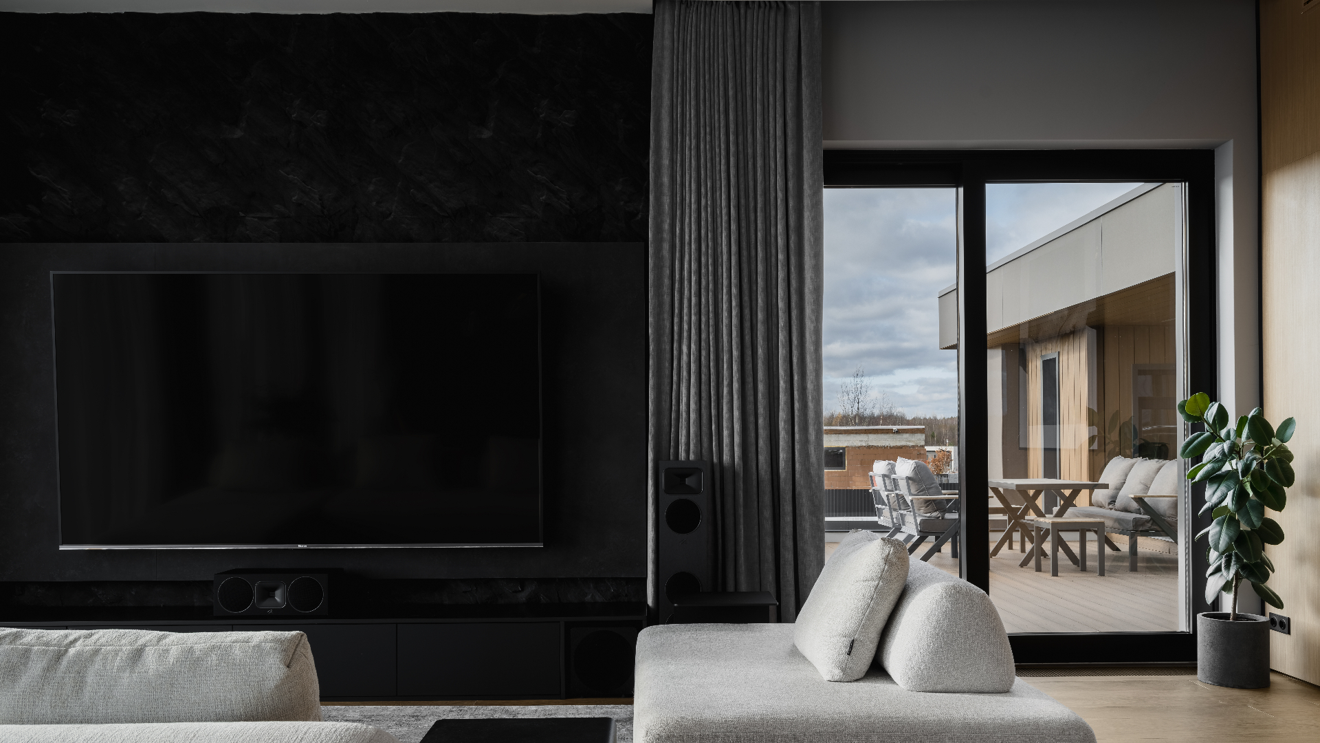 Свет и камень: современный загородный интерьер