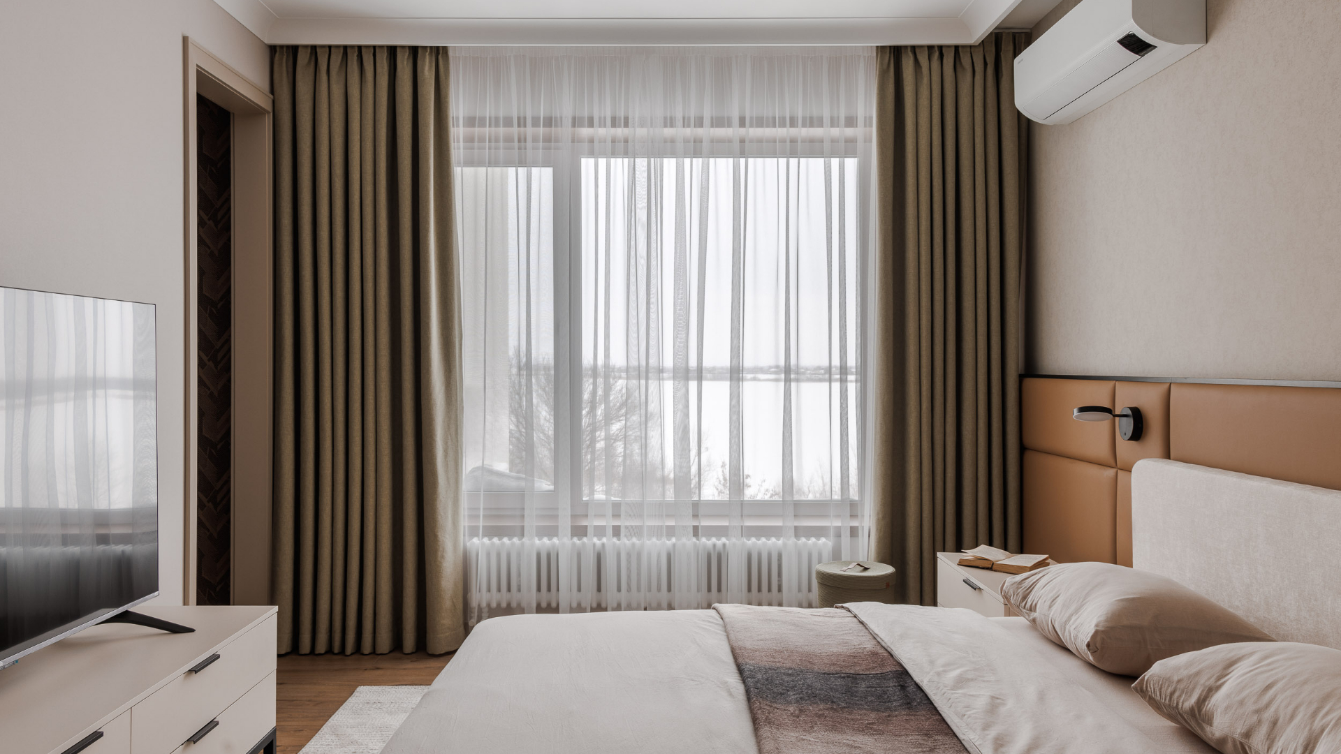 Современный интерьер загородного дома у Волги