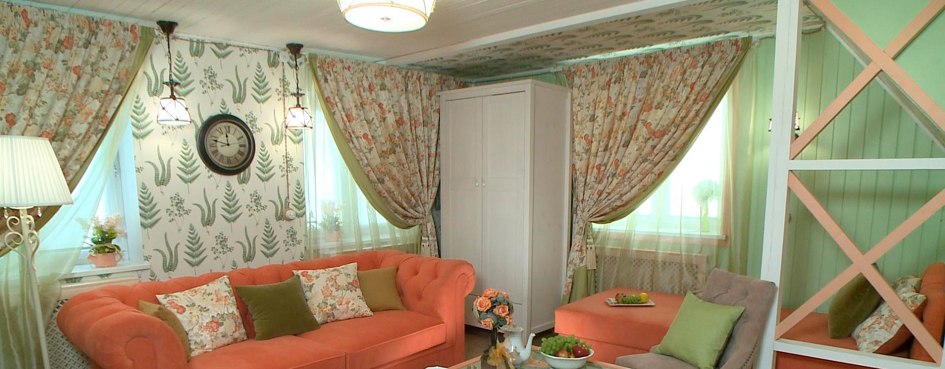 Комната в мятных тонах для мамы