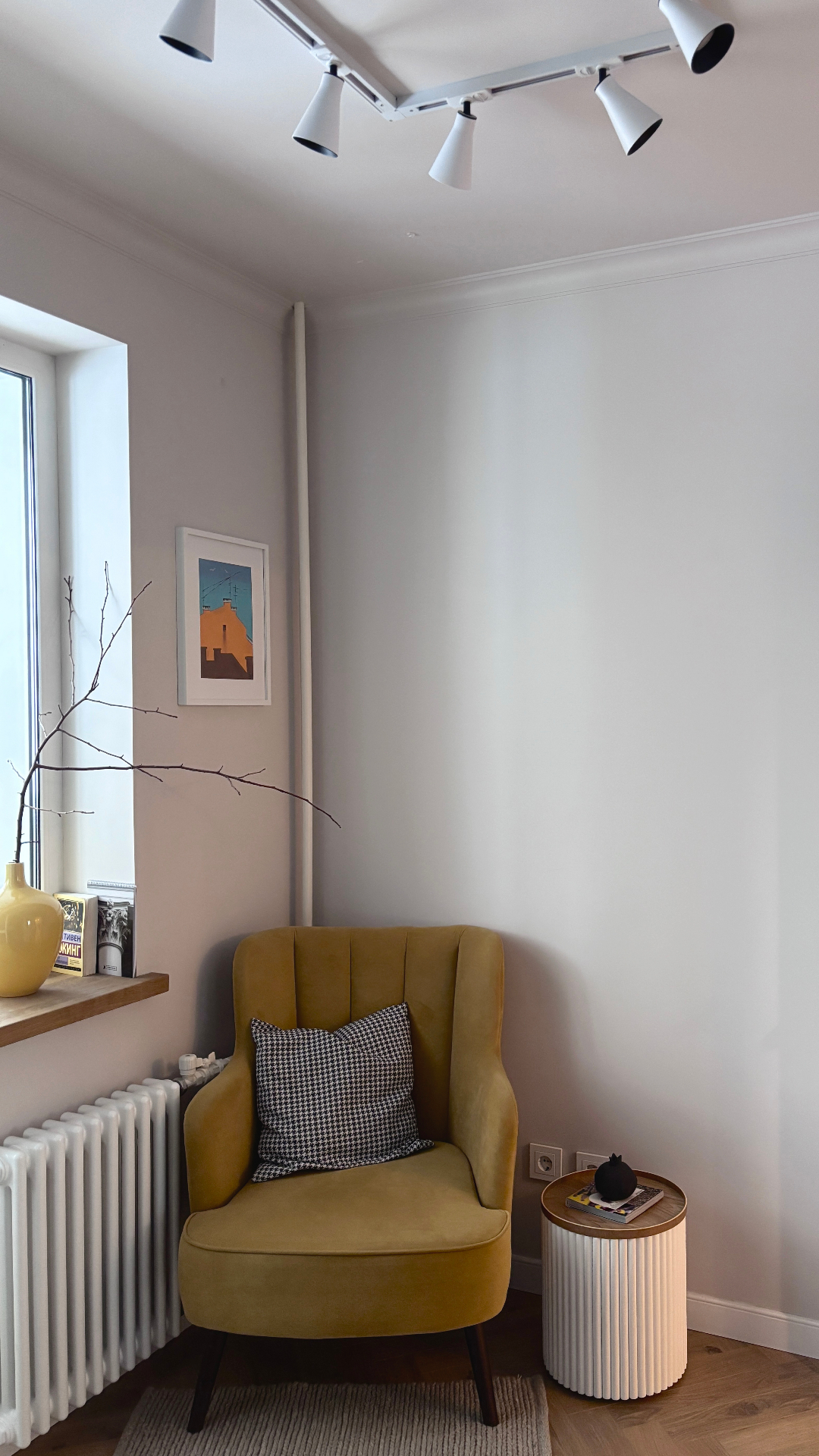 Петербургская квартира, где свет играет в разные стили