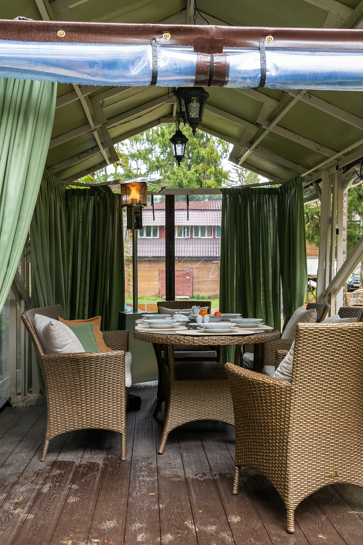 Беседка и зона у пруда